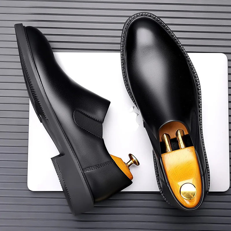 Chaussure à enfiler noire pour homme, vue de trois quarts