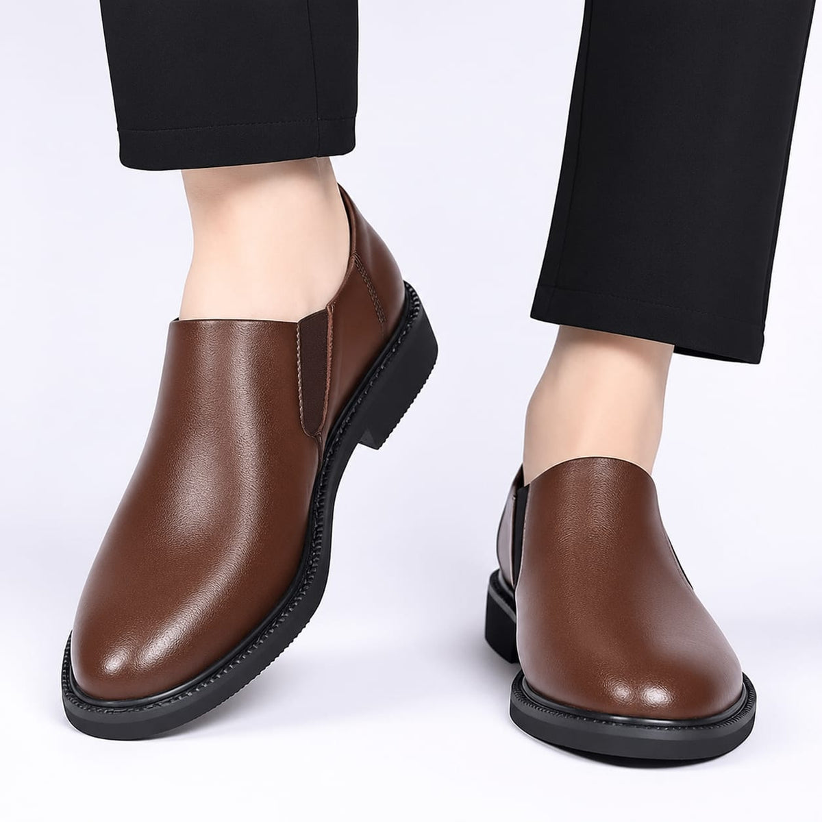 Chaussures à enfiler marron portées avec pantalon noir